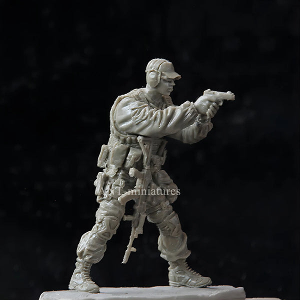 1/35 Modern Tactical Operator Firing Pistol, Resin Model Figure Kit, Unassembled and Unpainted