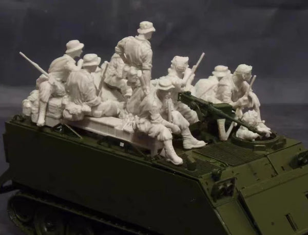 1/35 WWII German Infantry Mounting Halftrack, 10 Figures, Resin Model Figure Kit, Unassembled and Unpainted