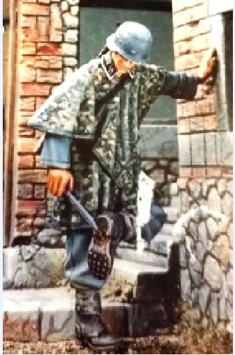 1/35 WWII German Soldier with Respirator Advancing, Resin Model Figure Kit, Unassembled and Unpainted