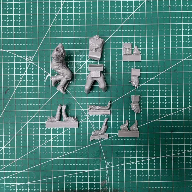 1/35 WWII German Tank Crew at Rest, 5 Figures, Resin Model Figure Kit, Unassembled and Unpainted