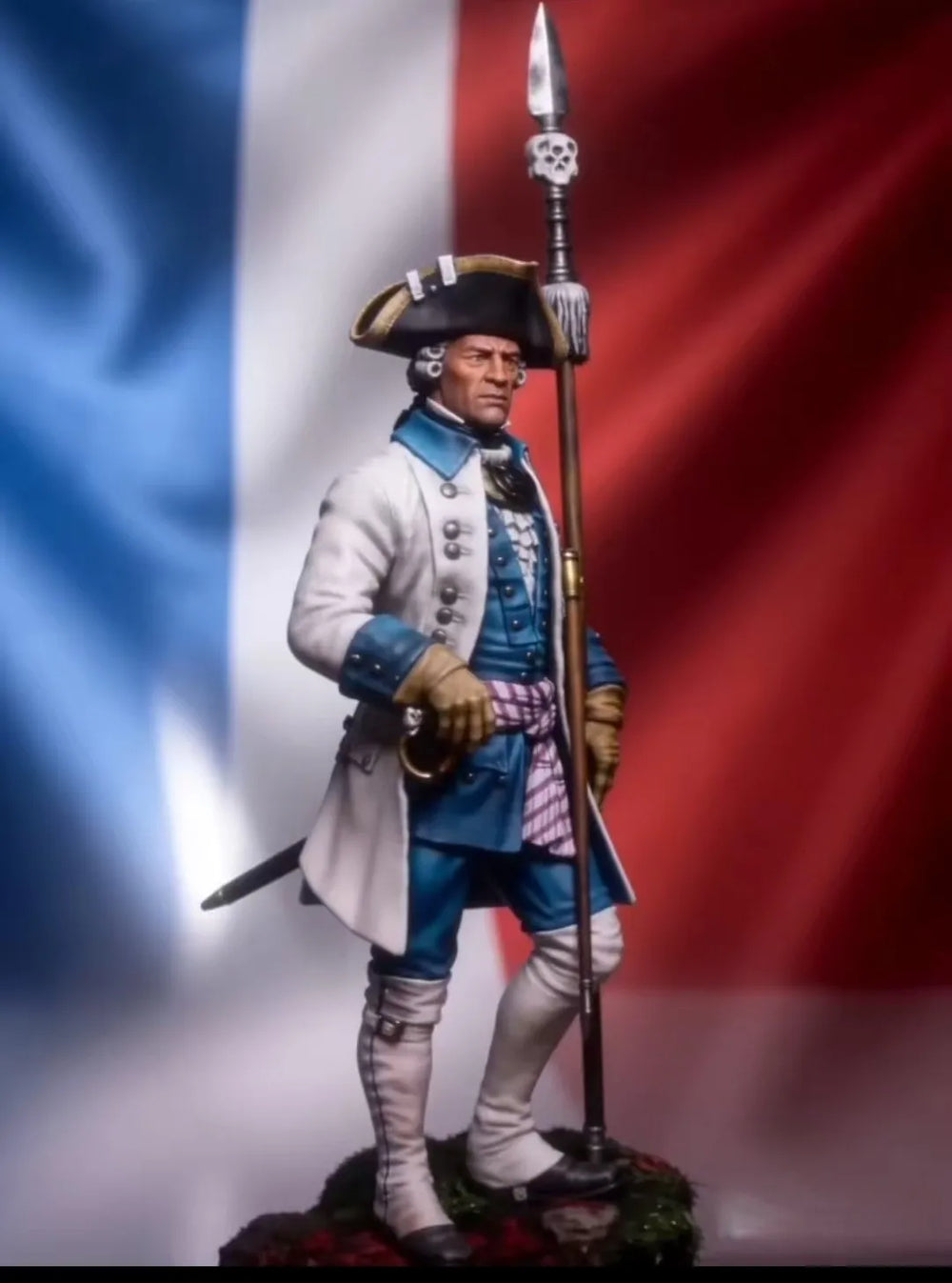 1/24 Napoleonic French Officer in White Coat with Bayonetted Musket, Resin Model Figure Kit, Unassembled and Unpainted