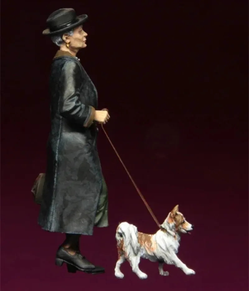 1/35 Elderly Lady with Dog, Resin Model Figure Kit, Historical Theme, Unassembled and Unpainted