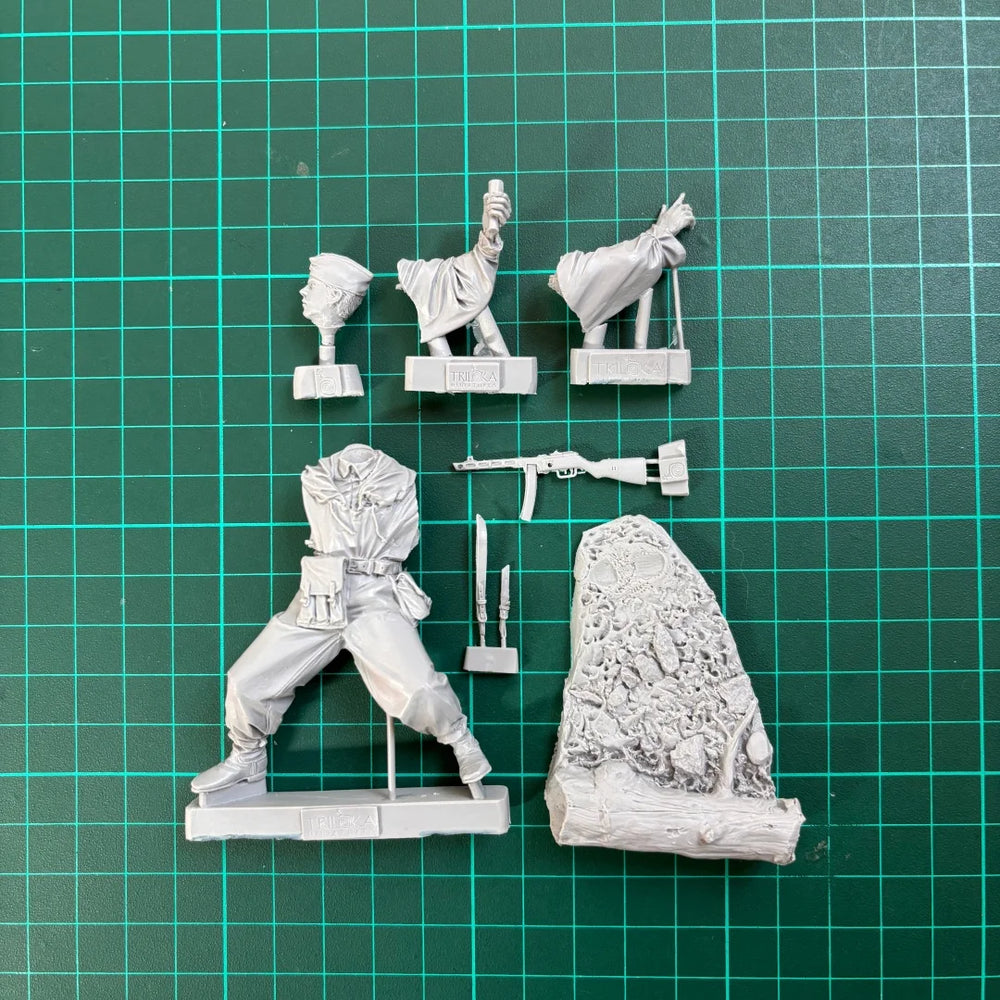 75mm WWII Red Army Scout with Smoke Grenade, Resin Model Figure Kit, Unassembled and Unpainted
