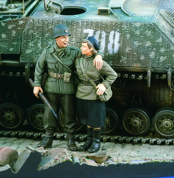 1/35 WWII German Panzer Officer with Crew Member, 2 Figures, Resin Model Figure Kit, Unassembled and Unpainted