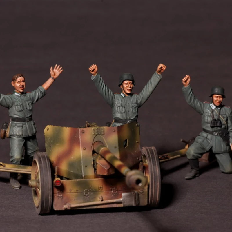 1/35 WWII German Artillery Crew Celebrating, 3 Figures, Resin Model Figure Kit, Unassembled and Unpainted