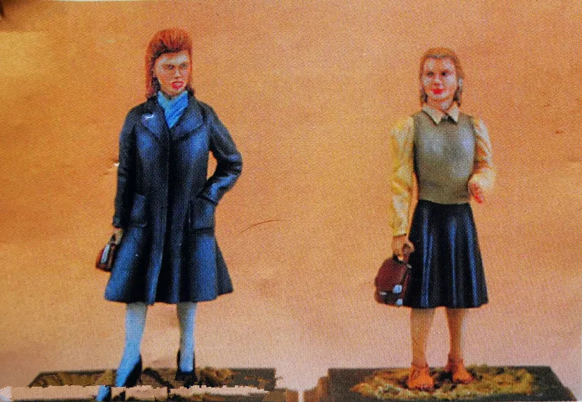 1/35 1950s Civilian Women, 2 Figures, Resin Model Figure Kit, Historical Theme, Unassembled and Unpainted