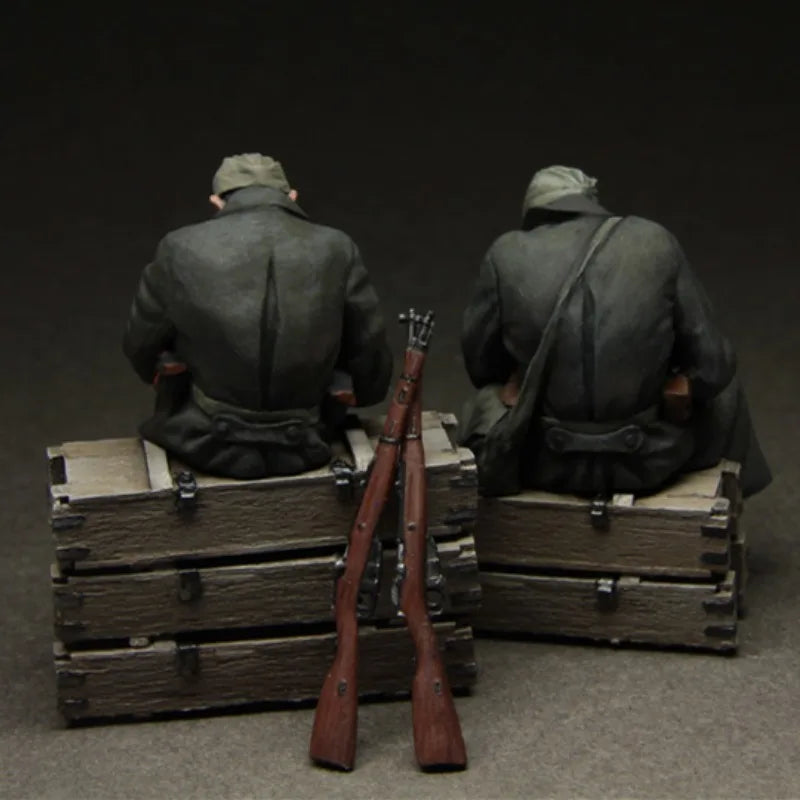 1/35 WWII Soviet Infantry Resting on Ammunition Crates, Resin Model Figure Kit, Unassembled and Unpainted