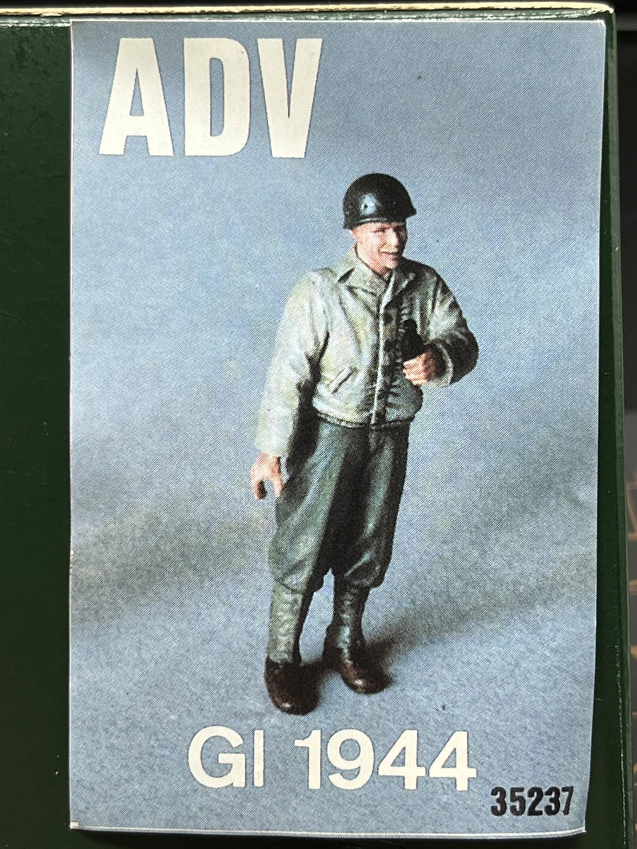 1/35 WWII Soviet Infantryman in Khaki Tunic Advancing, Resin Model Figure Kit, Unassembled and Unpainted