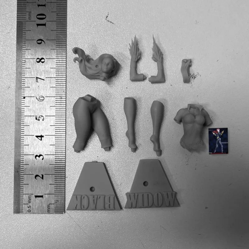 1/24 Medieval Winged Female Warrior with Dual Spears, Resin Model Figure Kit, Unassembled and Unpainted