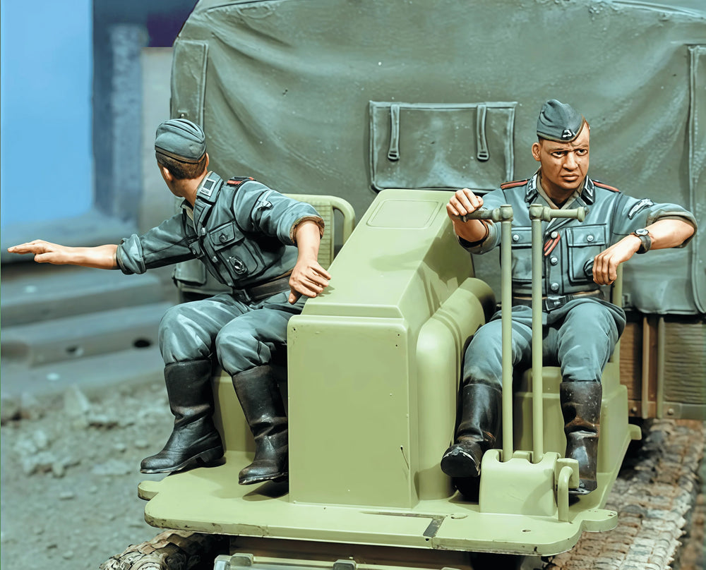 1/35 WWII German Panzer Crew at Rest, Resin Model Figure Kit, Unassembled and Unpainted