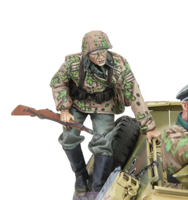 1/16 WWII German Infantryman Attacking with Rifle, Resin Model Figure Kit, Unassembled and Unpainted