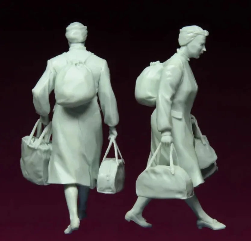 1/35 WWII Female Refugees with Luggage, 4 Figures, Resin Model Figure Kit, Unassembled and Unpainted