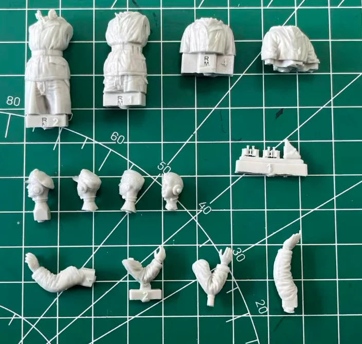 1/35 WWII German Panzer Crew with Radio Operator, 4 Figures, Resin Model Figure Kit, Unassembled and Unpainted