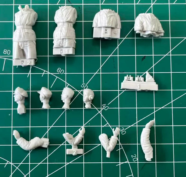 1/35 WWII German Panzer Crew with Radio Operator, 4 Figures, Resin Model Figure Kit, Unassembled and Unpainted