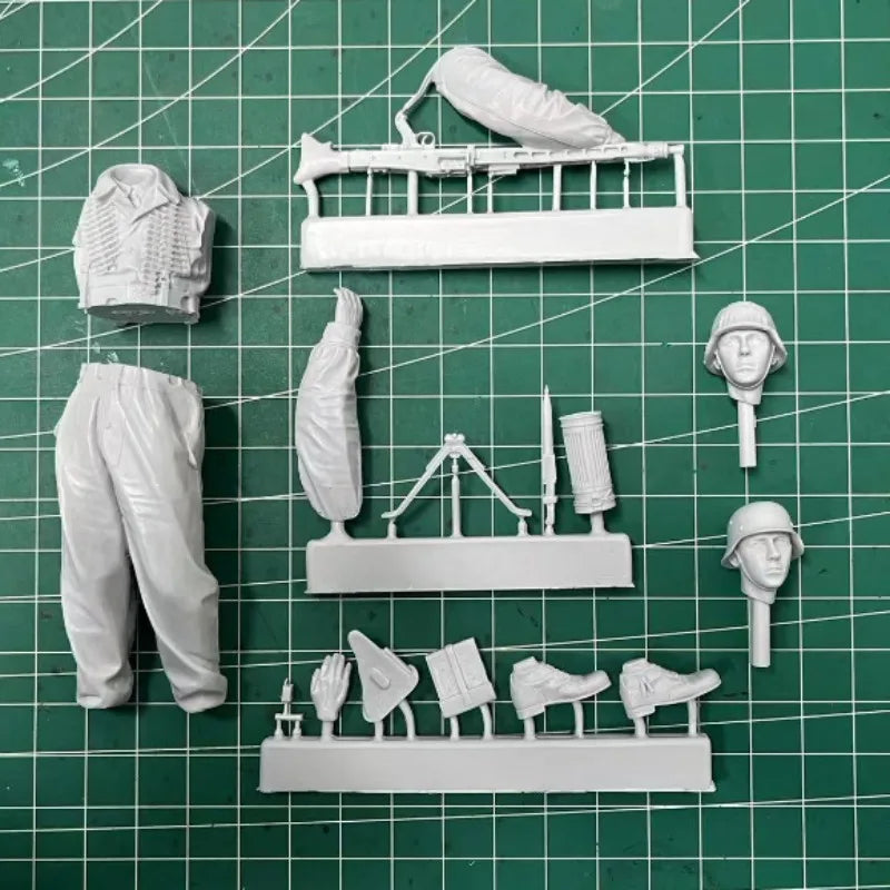 1/16 WWII German MP40 Gunner with Ammunition Belts, Resin Model Figure Kit, Unassembled and Unpainted