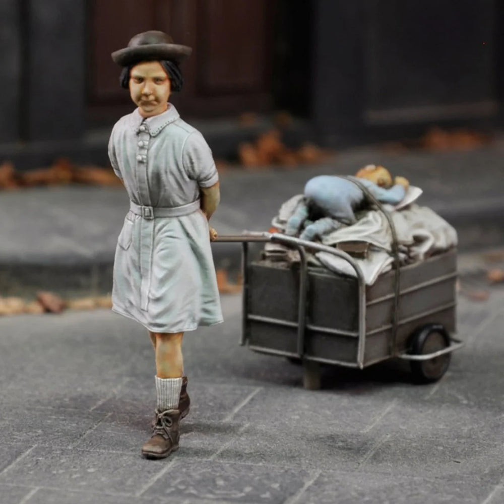 1/35 WWII Civilian Refugee, Resin Model Figure Kit, Unassembled and Unpainted
