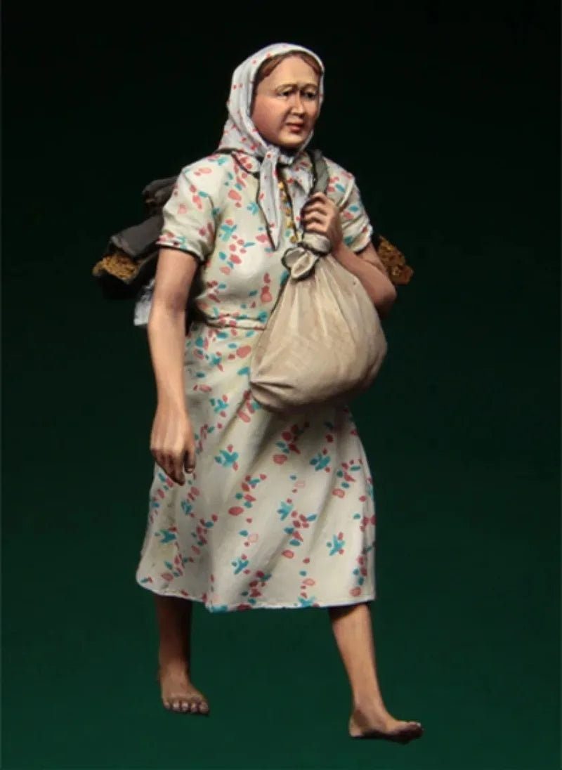 1/35 WWII Soviet Woman Refugee Carrying Bundle, Resin Model Figure Kit, Unassembled and Unpainted