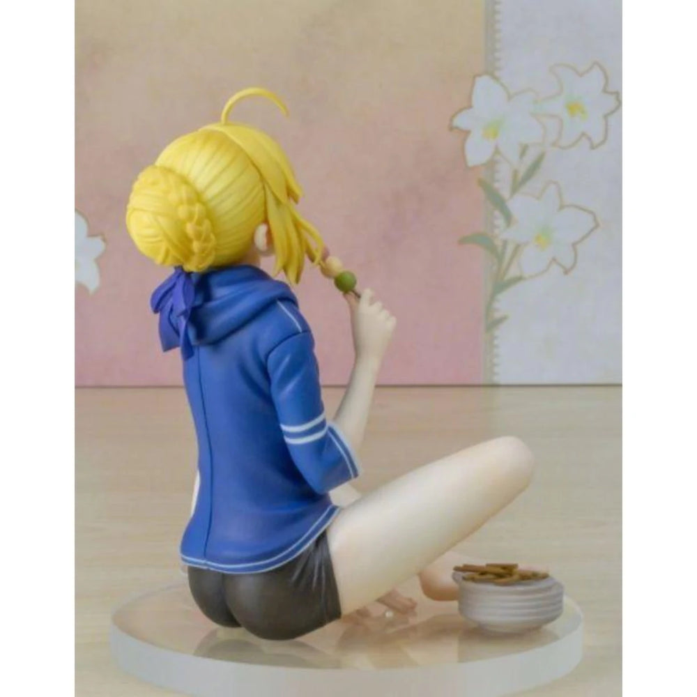 1/8 Yellow-Haired Anime Girl in Blue Robe Eating, Resin Model Figure Kit, Anime Theme, Unassembled and Unpainted