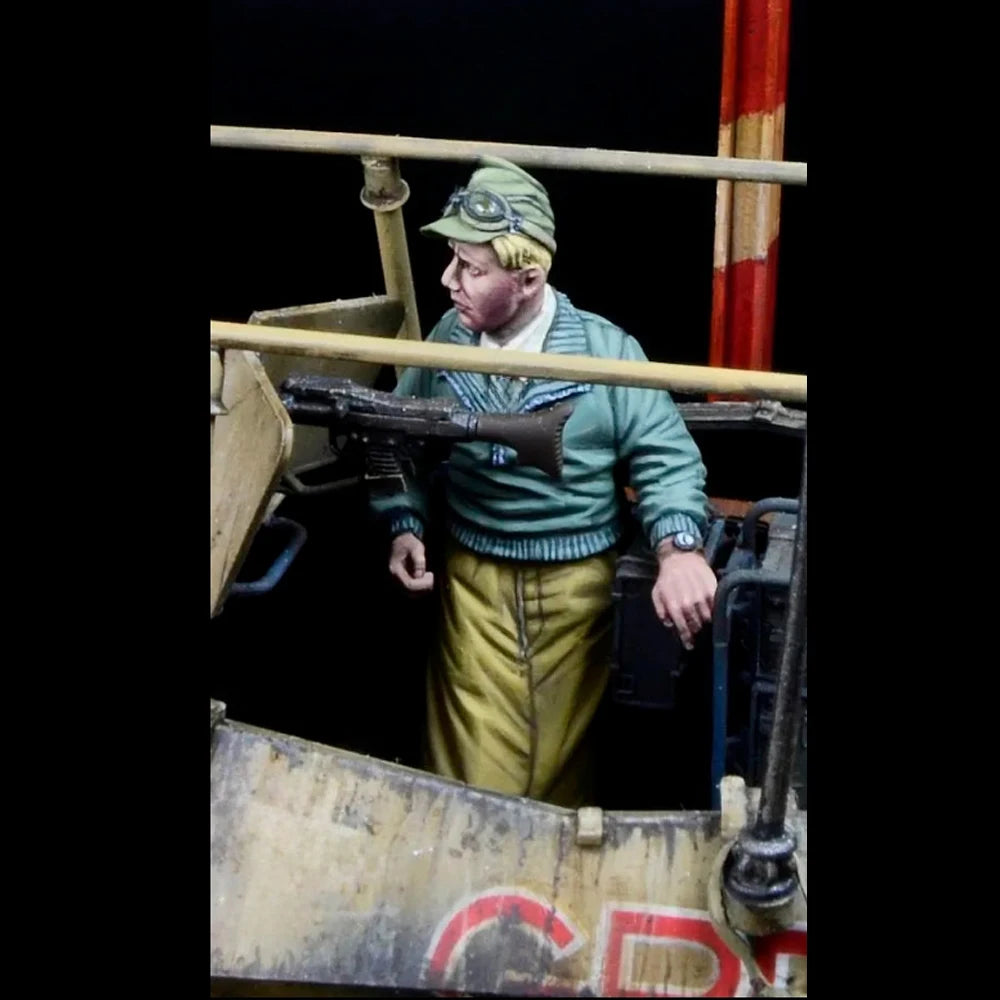 1/35 WWII German Soldier Climbing with Anti-Tank Rifle, Resin Model Figure Kit, Unassembled and Unpainted
