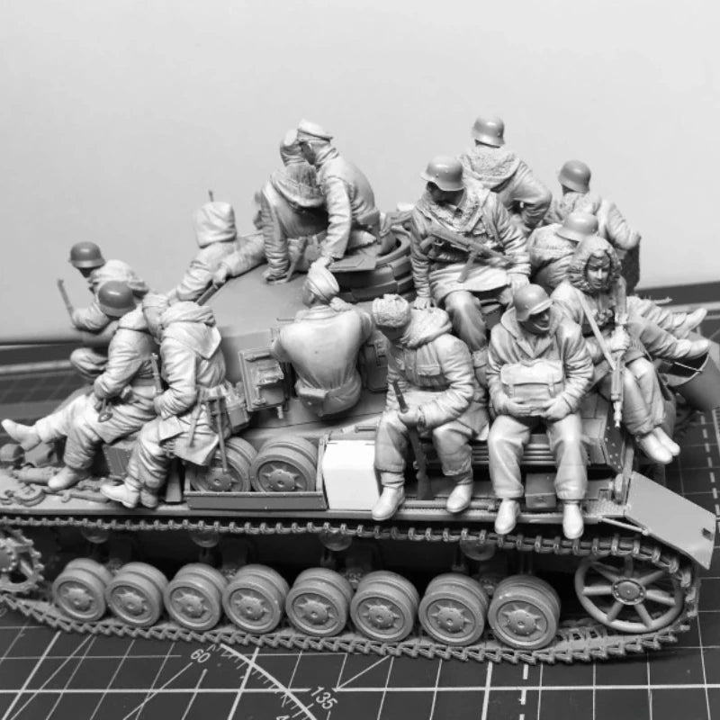 1/35 WWII Tank Crew & Infantry Soldiers, 35 Figures, Resin Model Figure Kit, Unassembled and Unpainted
