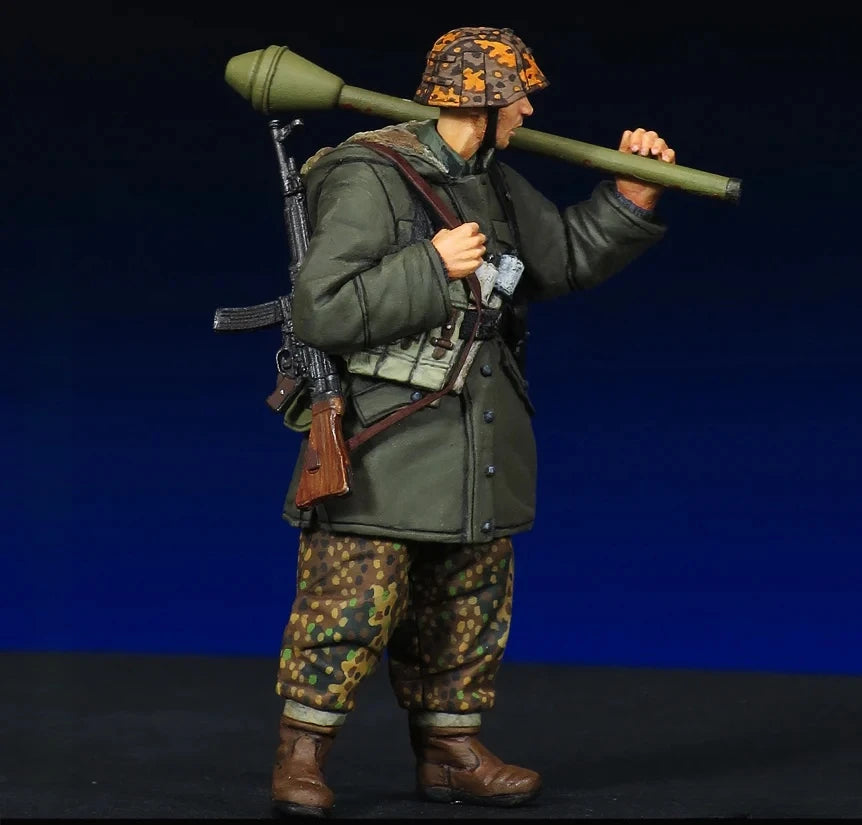 1/35 WWII German Soldier with Panzerfaust, Resin Model Figure Kit, Unassembled and Unpainted