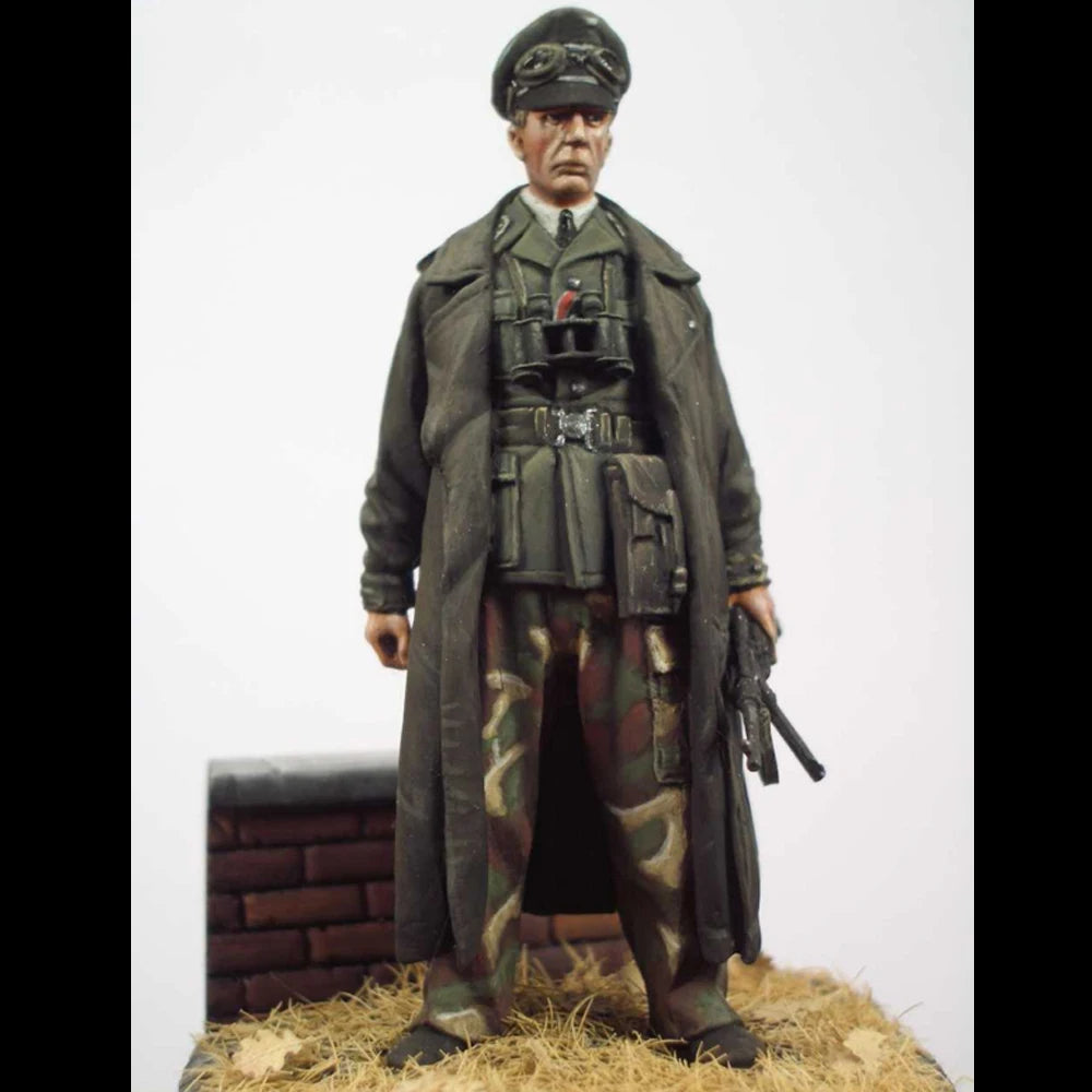 1/35 WWII German Officer in Long Overcoat with Monocle, Resin Model Figure Kit, Unassembled and Unpainted