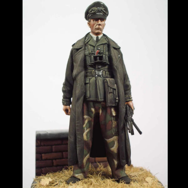 1/35 WWII German Officer in Long Overcoat with Monocle, Resin Model Figure Kit, Unassembled and Unpainted