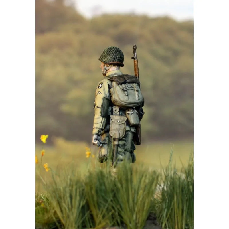 1/35 WWII US Airborne Paratrooper Standing Alert, Resin Model Figure Kit, Unassembled and Unpainted