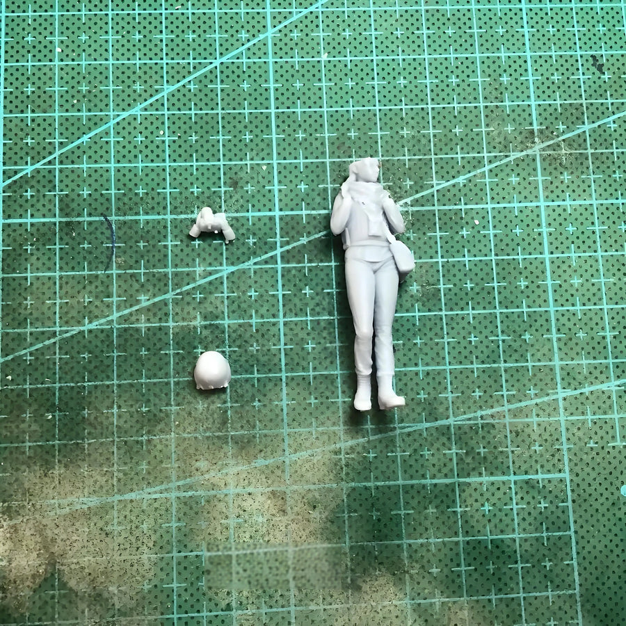 1/35 Resin Model Photography Figure Gk,Colorless and Self-Assembled