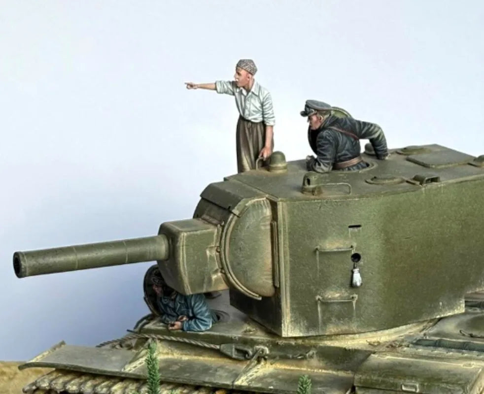 1/35 WWII Soviet Tank Crew with Boy, 5 Figures, Resin Model Figure Kit, Unassembled and Unpainted
