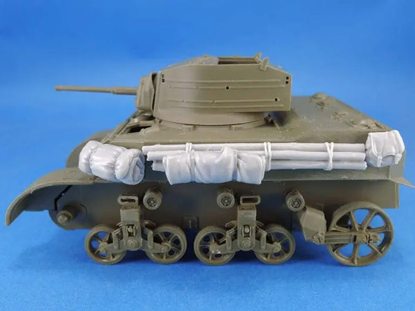 1/35 WWII Soviet Tank with Tarps, Resin Model Vehicle Kit, Unassembled and Unpainted