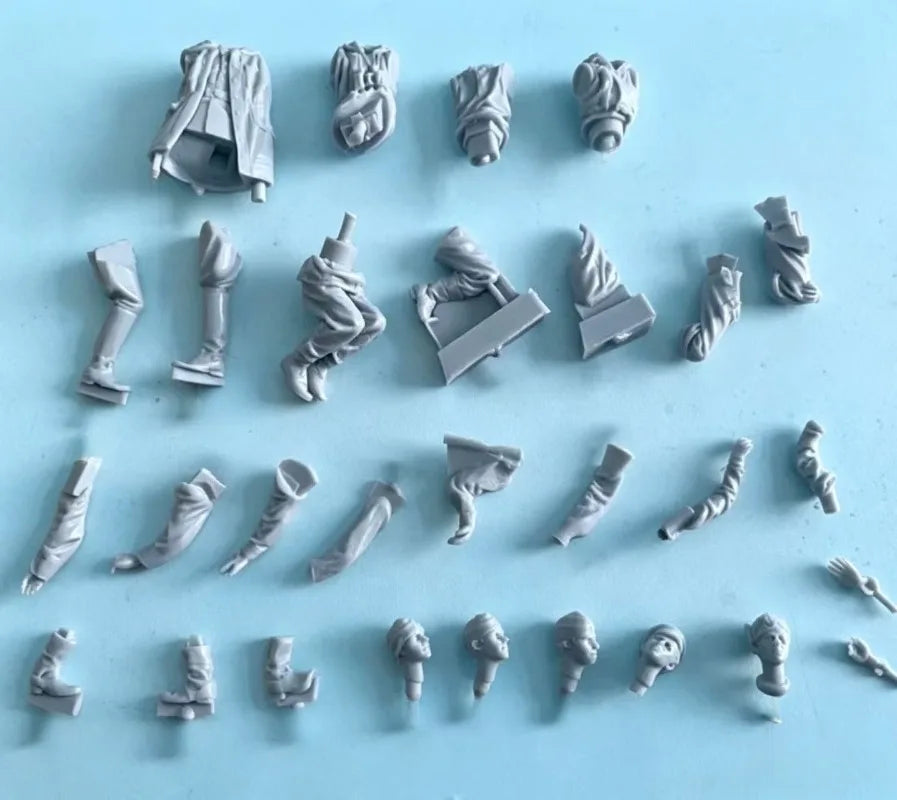 1/35 WWII Tank Crew with M4 Sherman, 4 Figures, Resin Model Figure Kit, Unassembled and Unpainted