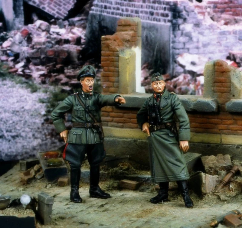 1/35 WWII German Soldiers in Ruins, 2 Figures, Resin Model Figure Kit, Unassembled and Unpainted