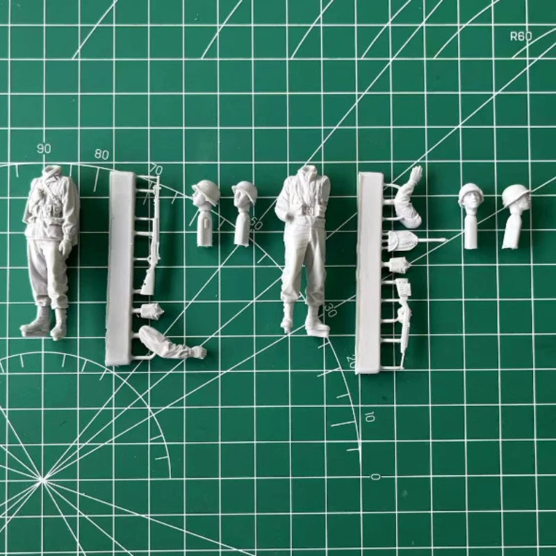 1/35 WWII US Infantry Advancing with Rifles, 2 Figures, Resin Model Figure Kit, Unassembled and Unpainted