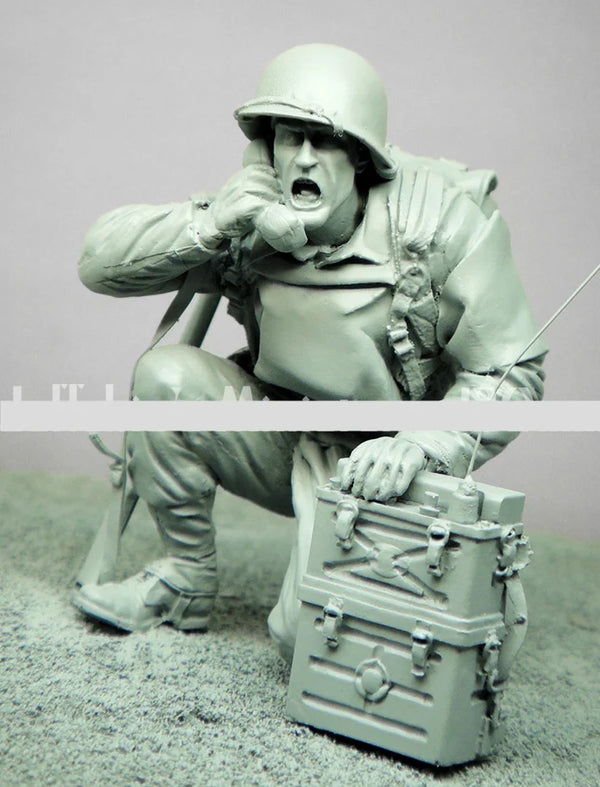 1/16 WWI American Infantryman Crouching with Gas Mask, Resin Model Figure Kit, Unassembled and Unpainted