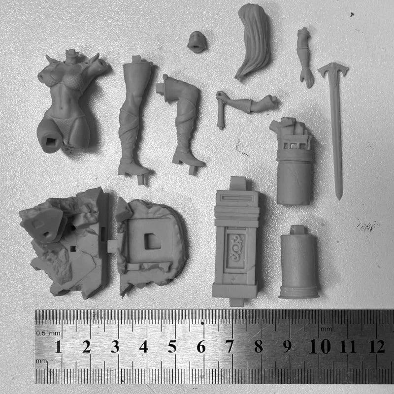 1/24 Female Swordsman with Base, Resin Model Figure Kit, Fantasy Theme, Unassembled and Unpainted