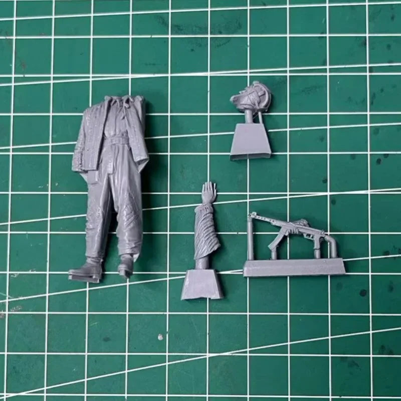 1/35 WWII Soviet Commander in Greatcoat with Cap, Resin Model Figure Kit, Unassembled and Unpainted