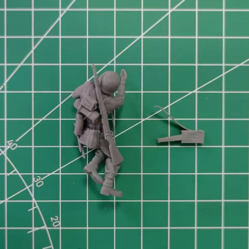 1/35 WWII German MG Supporter, Resin Model Figure Kit, Unassembled and Unpainted