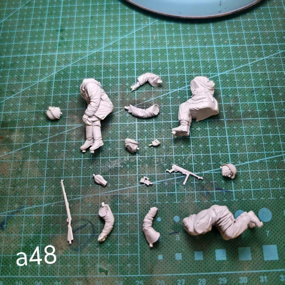 1/35 WWII German Soldiers with APC, 5 Figures, Resin Model Figure Kit, Unassembled and Unpainted