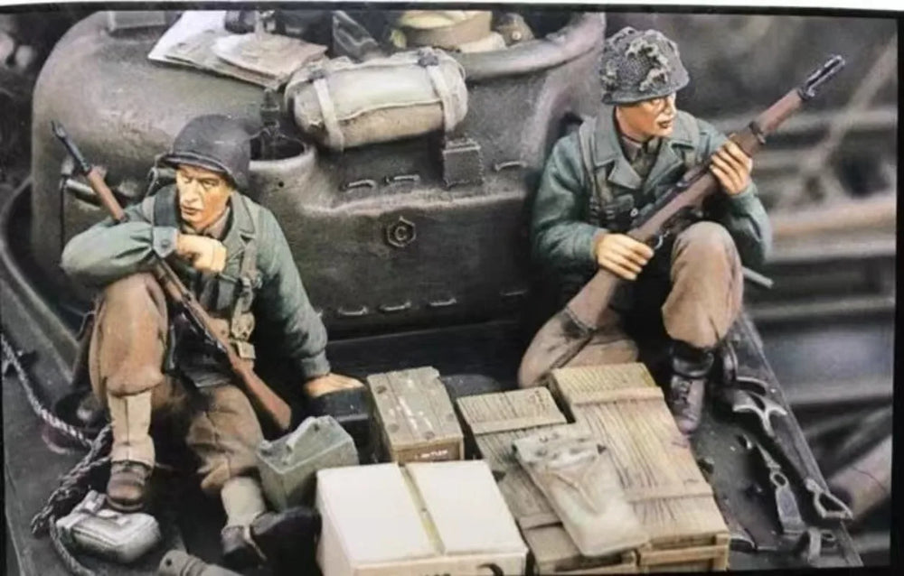 1/35 WWII US Tank Crew Loading Ammunition, 2 Figures, Resin Model Figure Kit, Unassembled and Unpainted