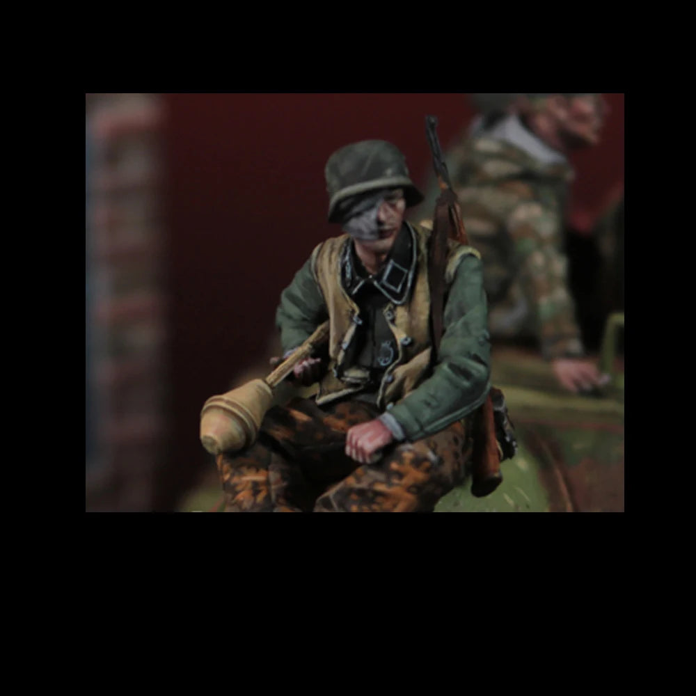 1/35 WWII German Grenadier in Combat Crouch, Resin Model Figure Kit, Unassembled and Unpainted