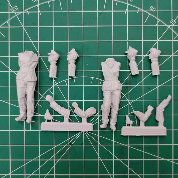 1/35 WWII German Panzer Commander Pointing Orders, 2 Figures, Resin Model Figure Kit, Unassembled and Unpainted