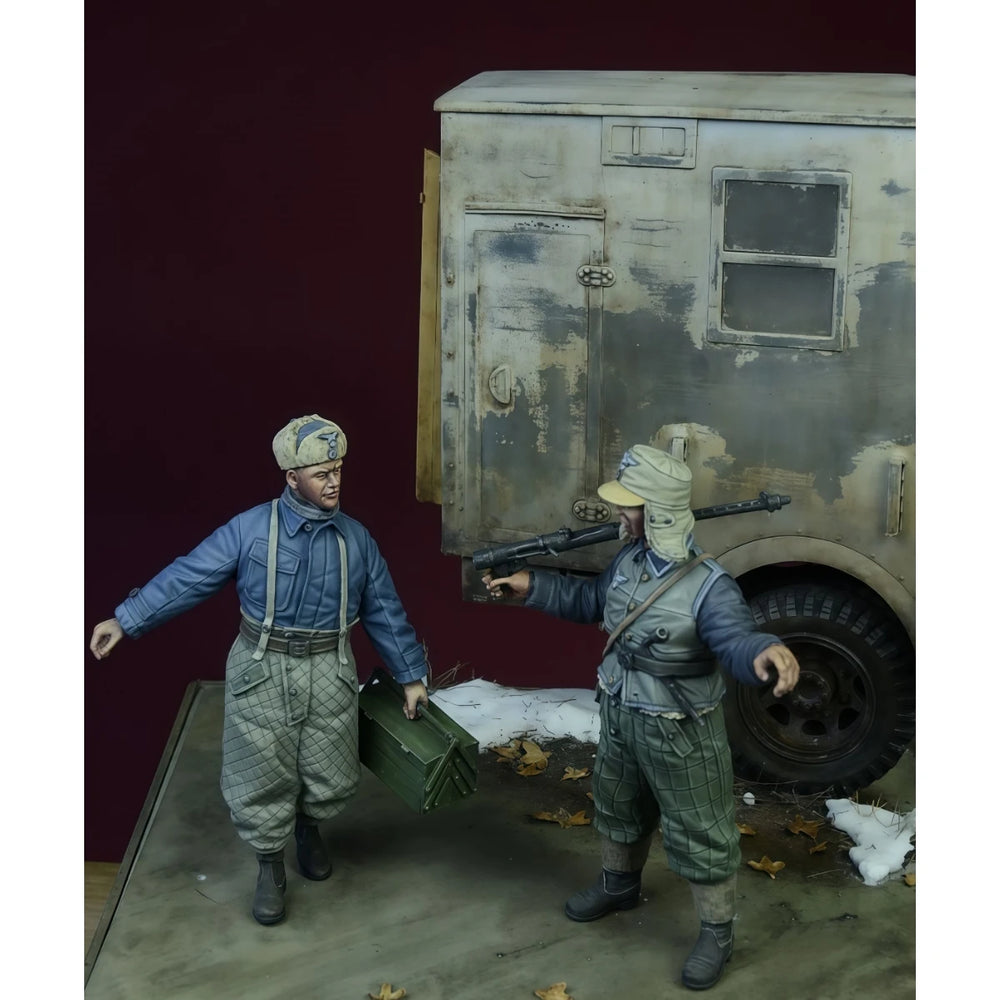 1/35 WWII German Luftwaffe Observers with Survey Equipment, 2 Figures, Resin Model Figure Kit, Unassembled and Unpainted