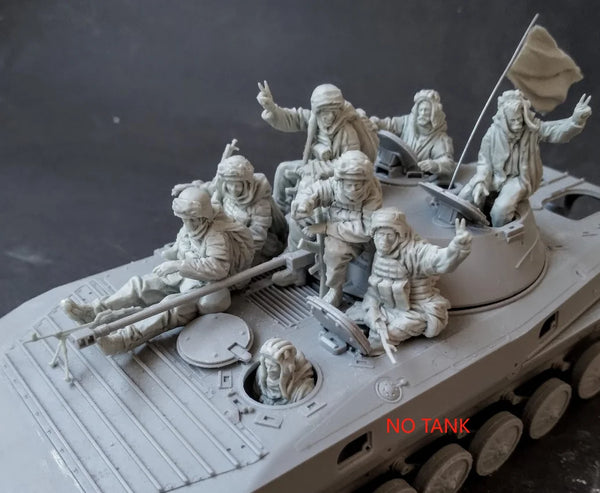 1/35 WWII Soviet KV Tank Crew with Infantry, 8 Figures, Resin Model Figure Kit, Military Theme, Unassembled and Unpainted