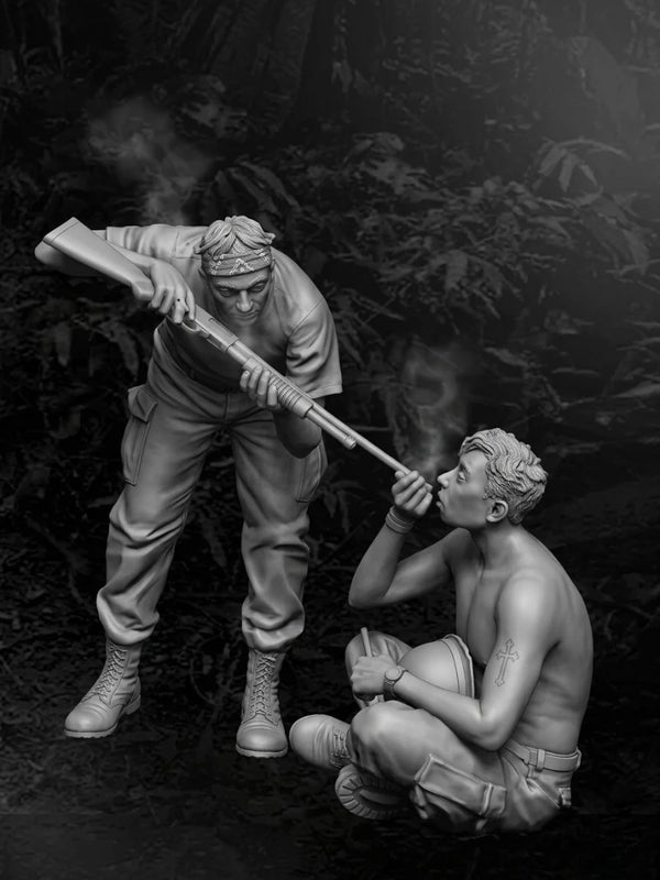 1/35 Vietnam War US Soldier Interrogating Captive, 2 Figures, Resin Model Figure Kit, Unassembled and Unpainted