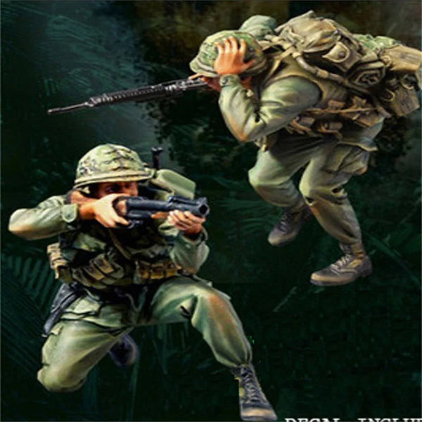 1/35 WWII German Soldiers with Rifles, 2 Figures, Resin Model Figure Kit, Unassembled and Unpainted