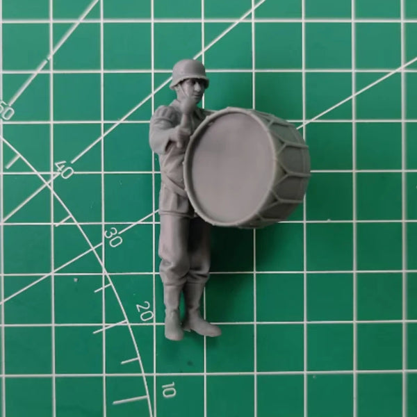 1/35 WWI German Bass Drummer with Pickelhaube, Resin Model Figure Kit, Unassembled and Unpainted