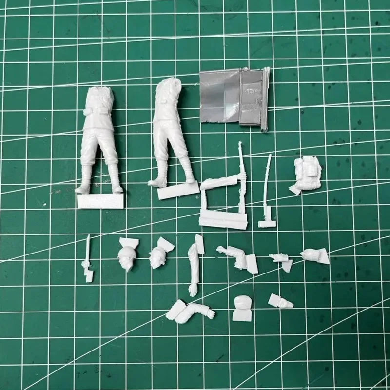1/35 WWI Infantry Soldiers with Flag, 2 Figures, Resin Model Figure Kit, Unassembled and Unpainted