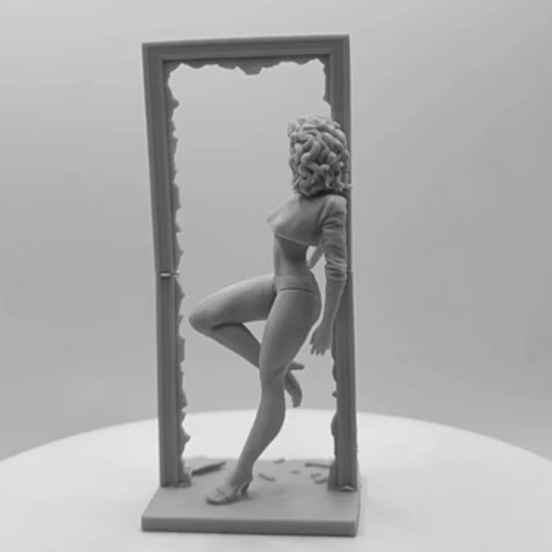 1/24 Lisa Pinup, Resin Model Figure Kit, Unassembled and Unpainted