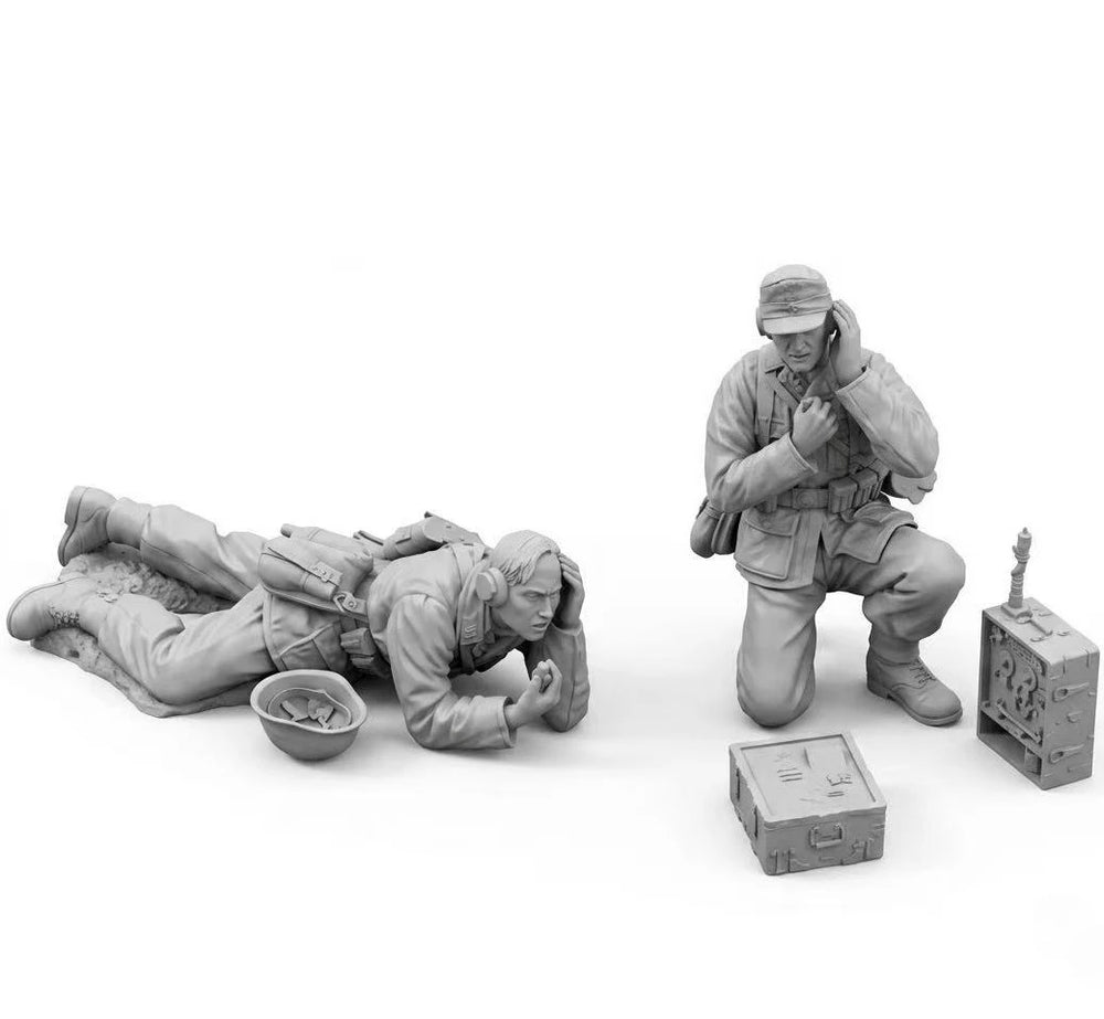 1/35 WWII Military Signalmen, 2 Figures, Resin Model Figure Kit, Unassembled and Unpainted